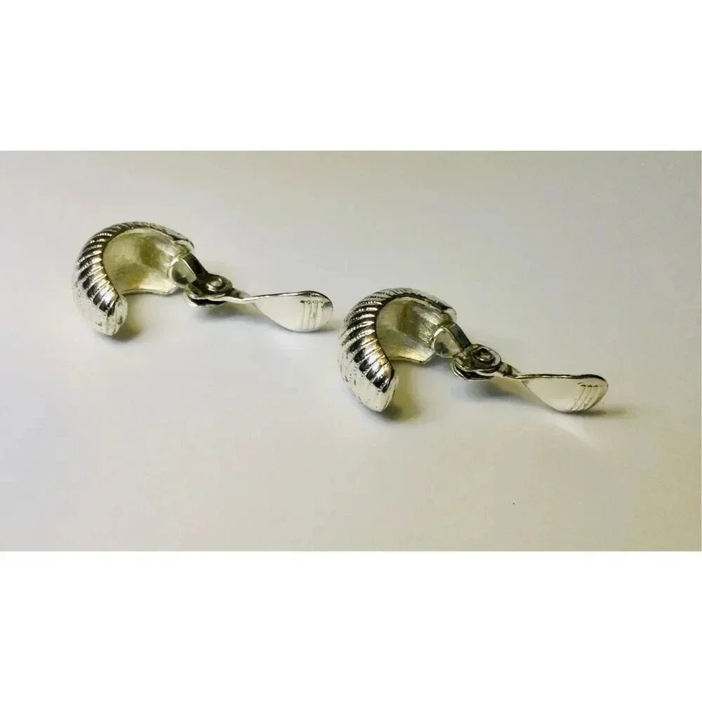 Vintage Womens Silver-Tone Ribbed Magnetic Curved Clip Earrings Fashion Jewelry - Picture 4 of 7